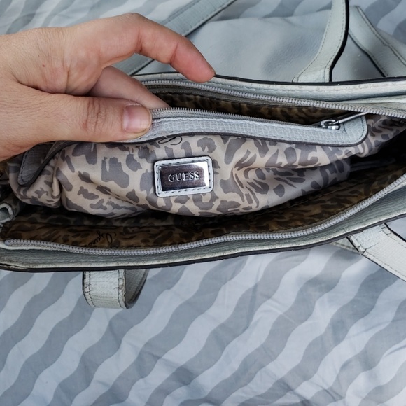 Small Guess Purse / Handbag - Picture 3 of 7